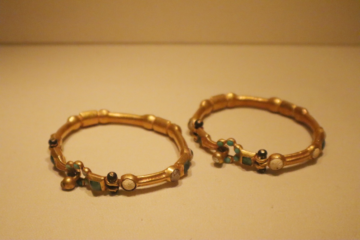 国博里李静训小朋友的小首饰和小杯子