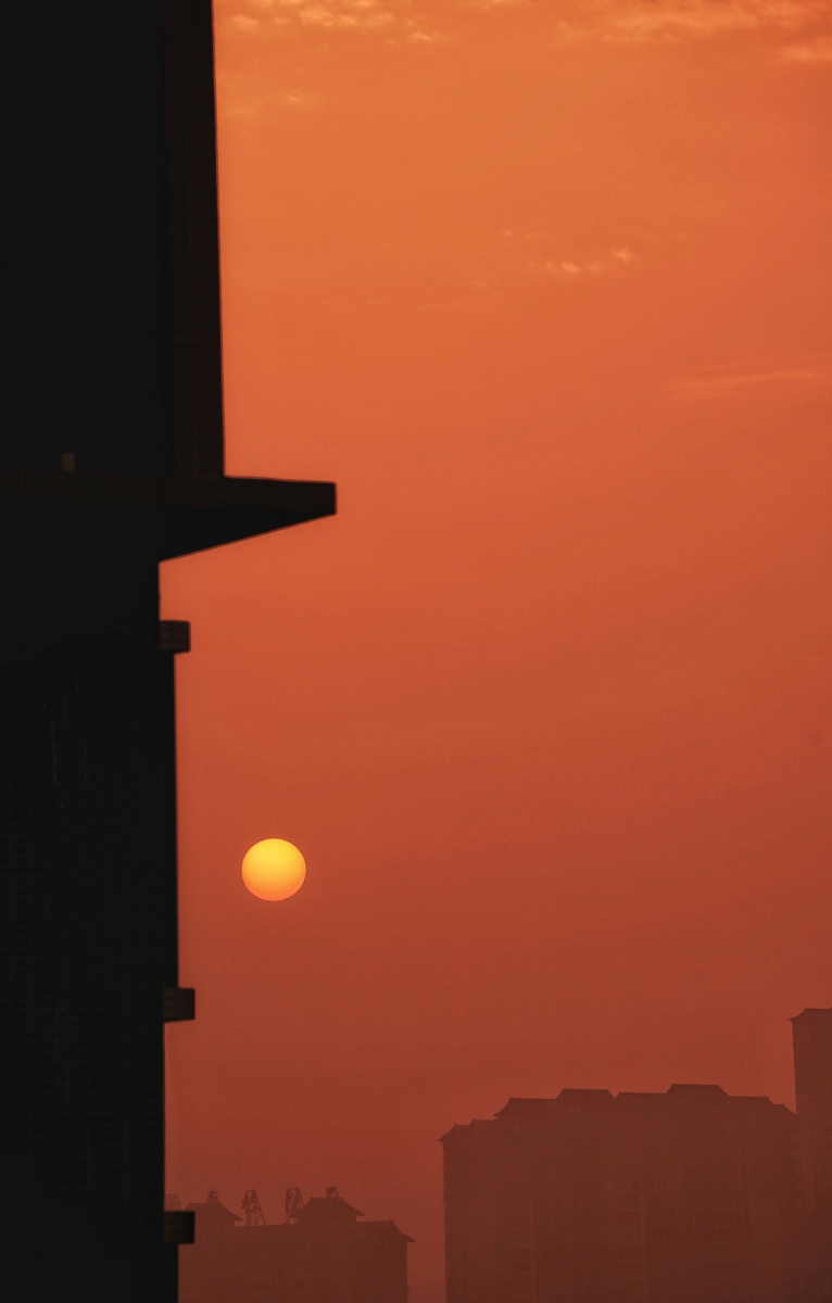 窗外的日出景象