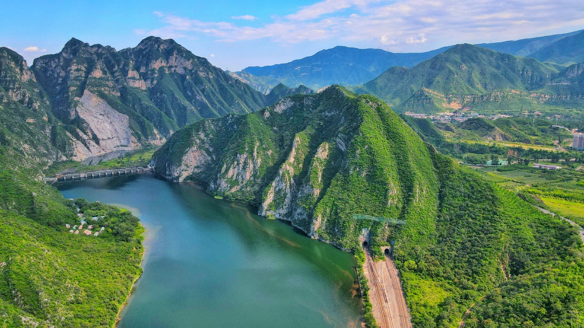 航拍北京门头沟落坡岭
