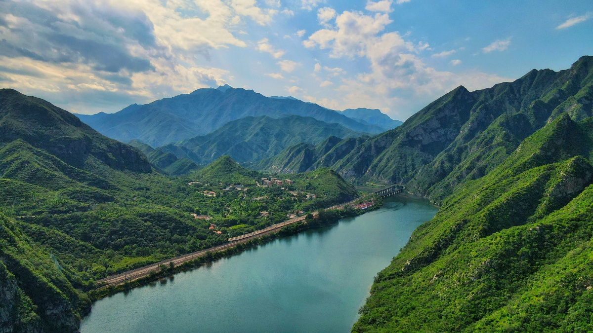 航拍北京门头沟落坡岭