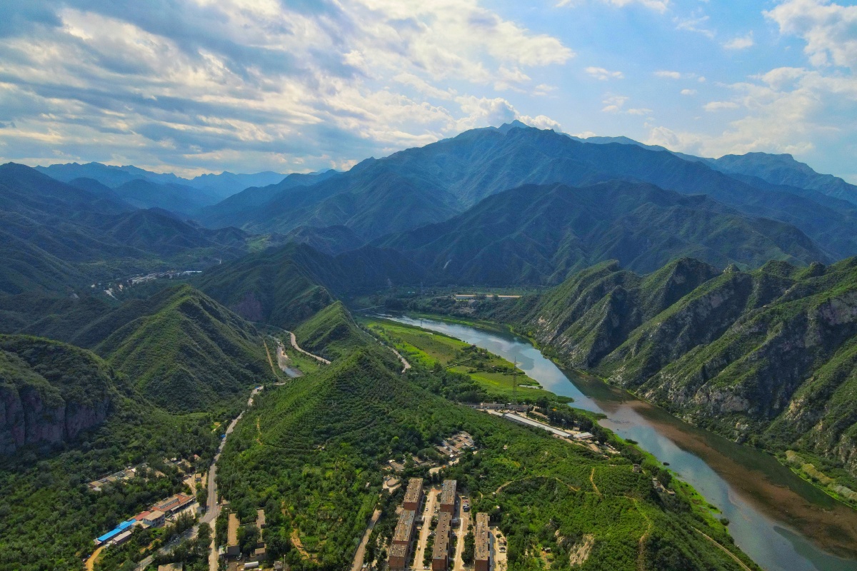 航拍北京门头沟落坡岭