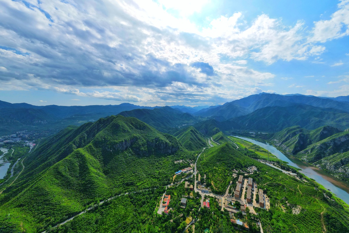 航拍北京门头沟落坡岭