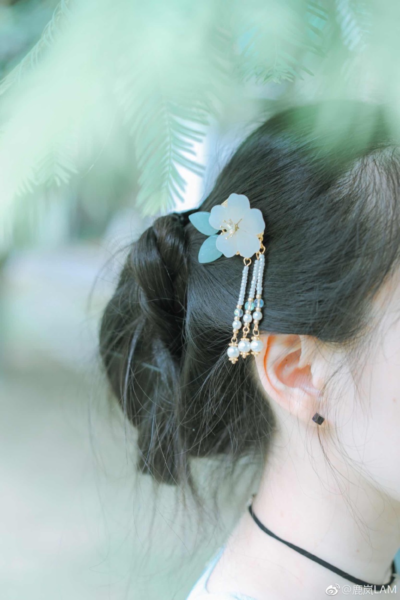 届笑春桃兮云堆翠髻唇绽樱颗兮榴齿含香