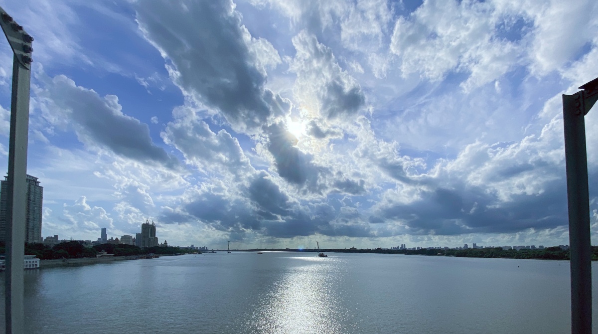 走在中央大街吹着江风也挺惬意