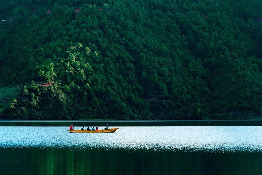 泸沽湖 船 舟 青山 湖面 波光