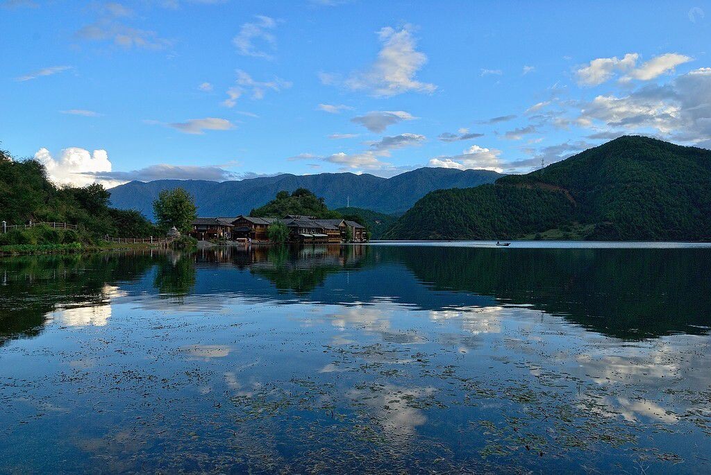 泸沽湖 里格湾 湖面 波光 客栈