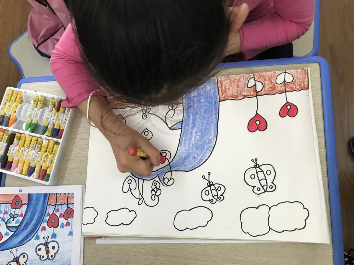 认真画画的美术课