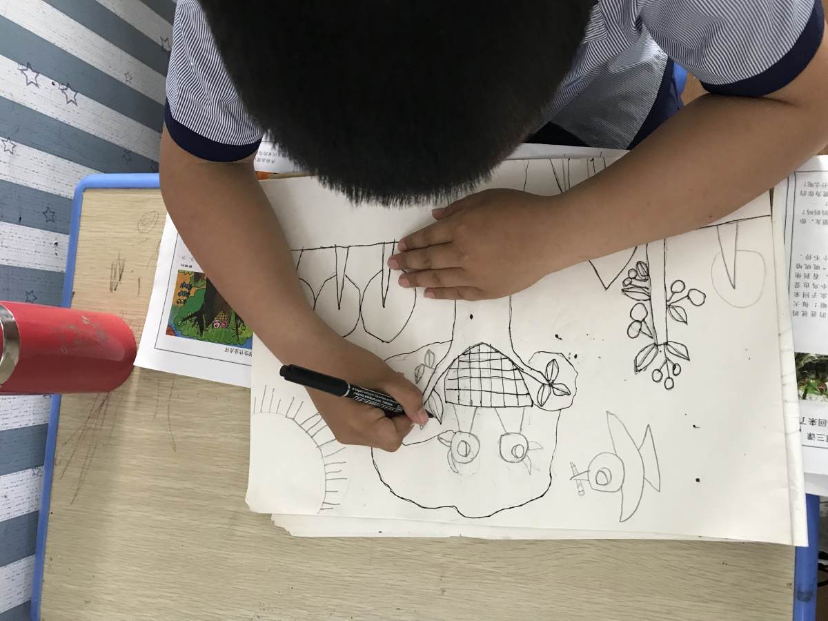 认真画画的美术课