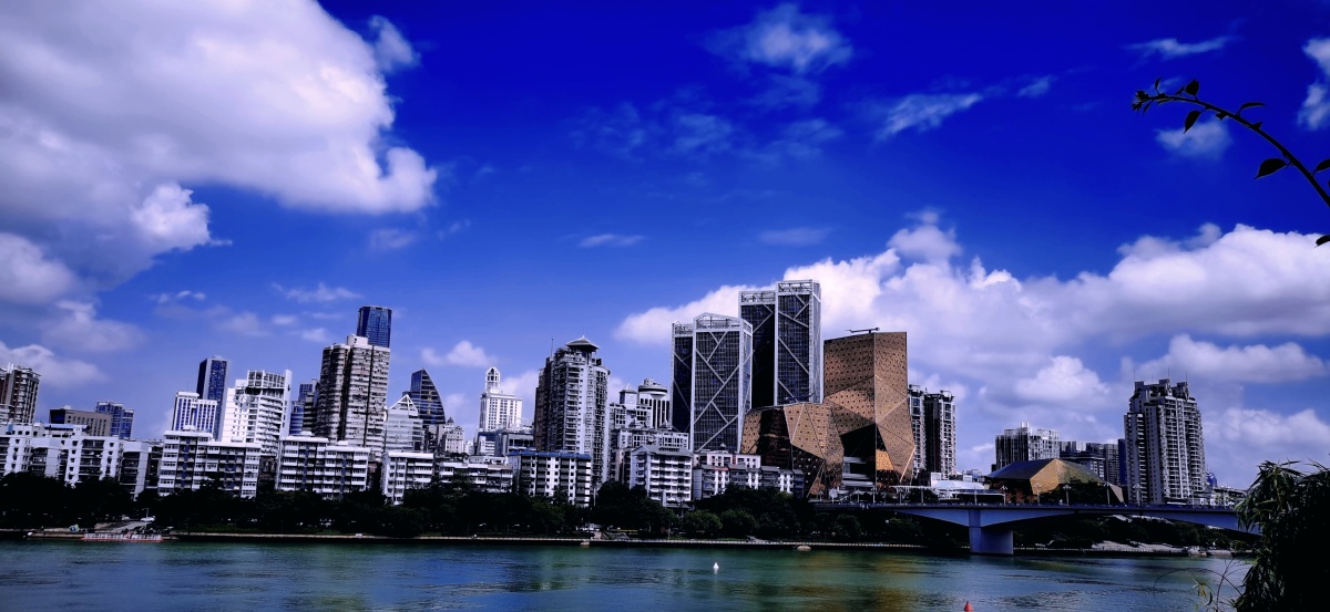 阴光下的江景楼