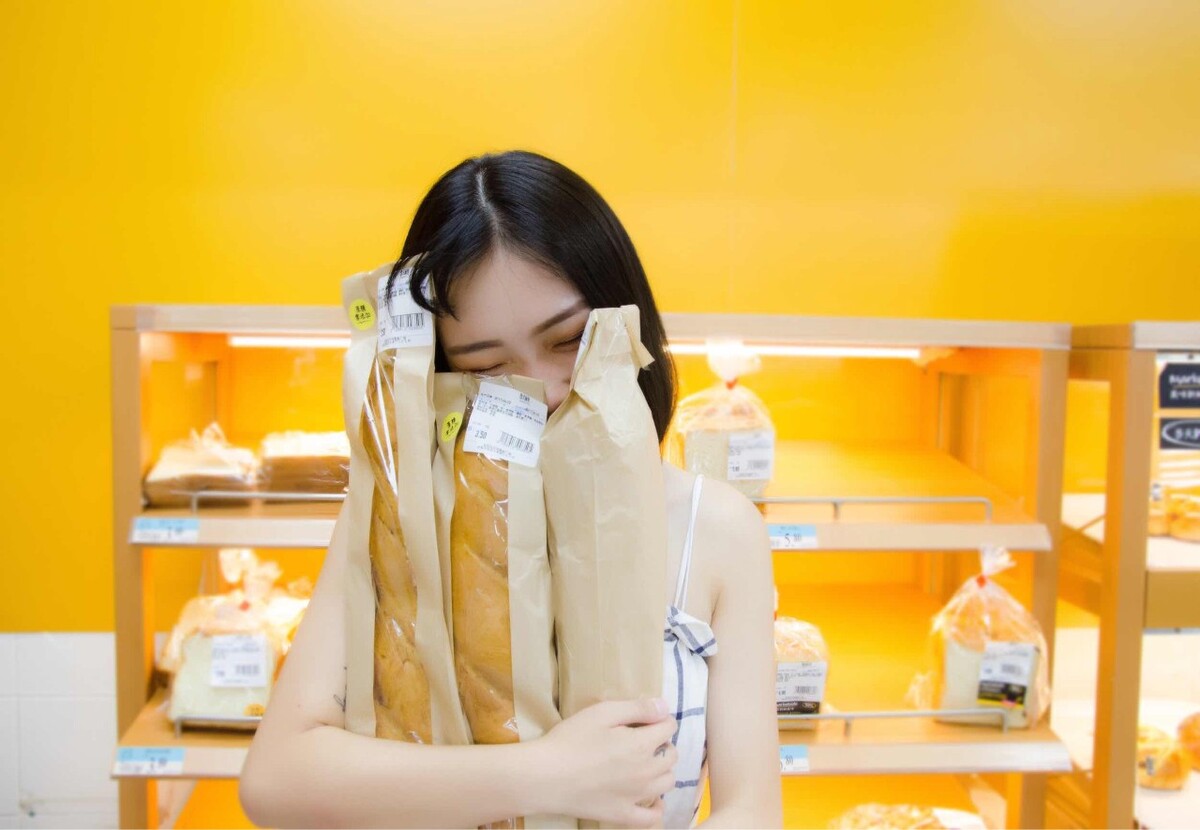 妹子说面包真的好香～我们抱了几条回家