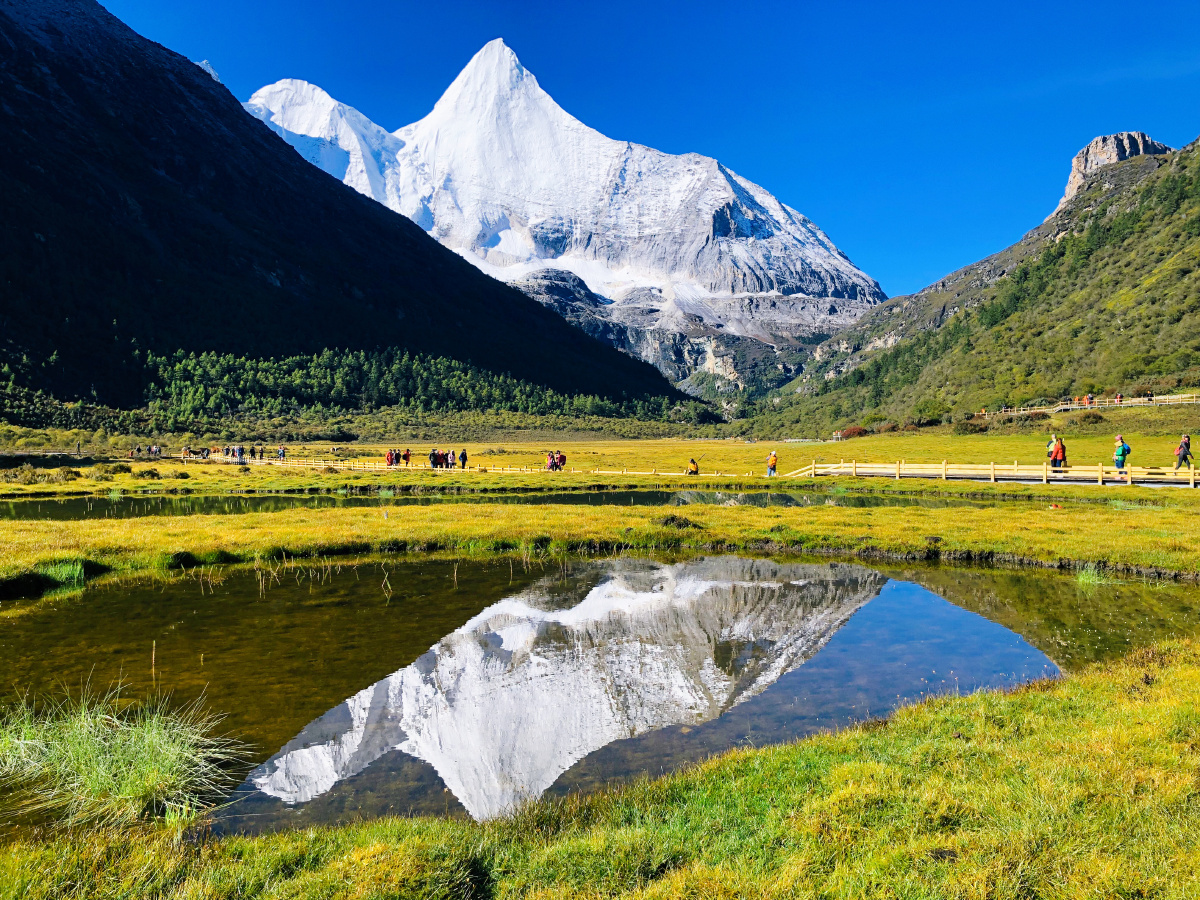 洛绒牛场,雪山央迈勇
