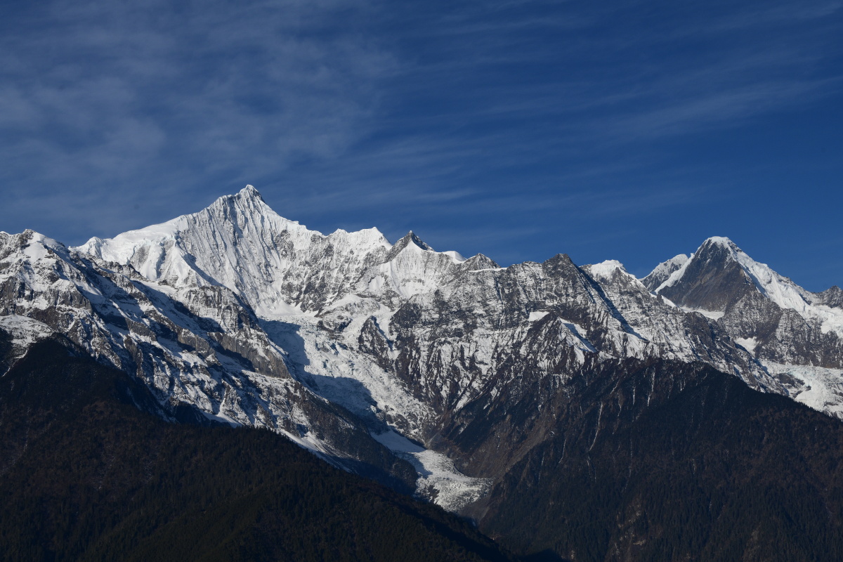 梅里雪山一组摄于德钦飞来寺214国道边西藏方向明永冰川观景台