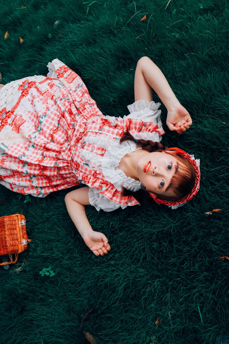 森林里迷路的小女孩