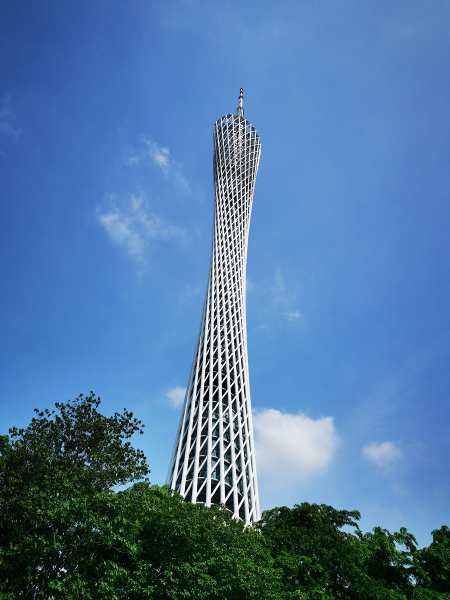 烈日下的广州塔