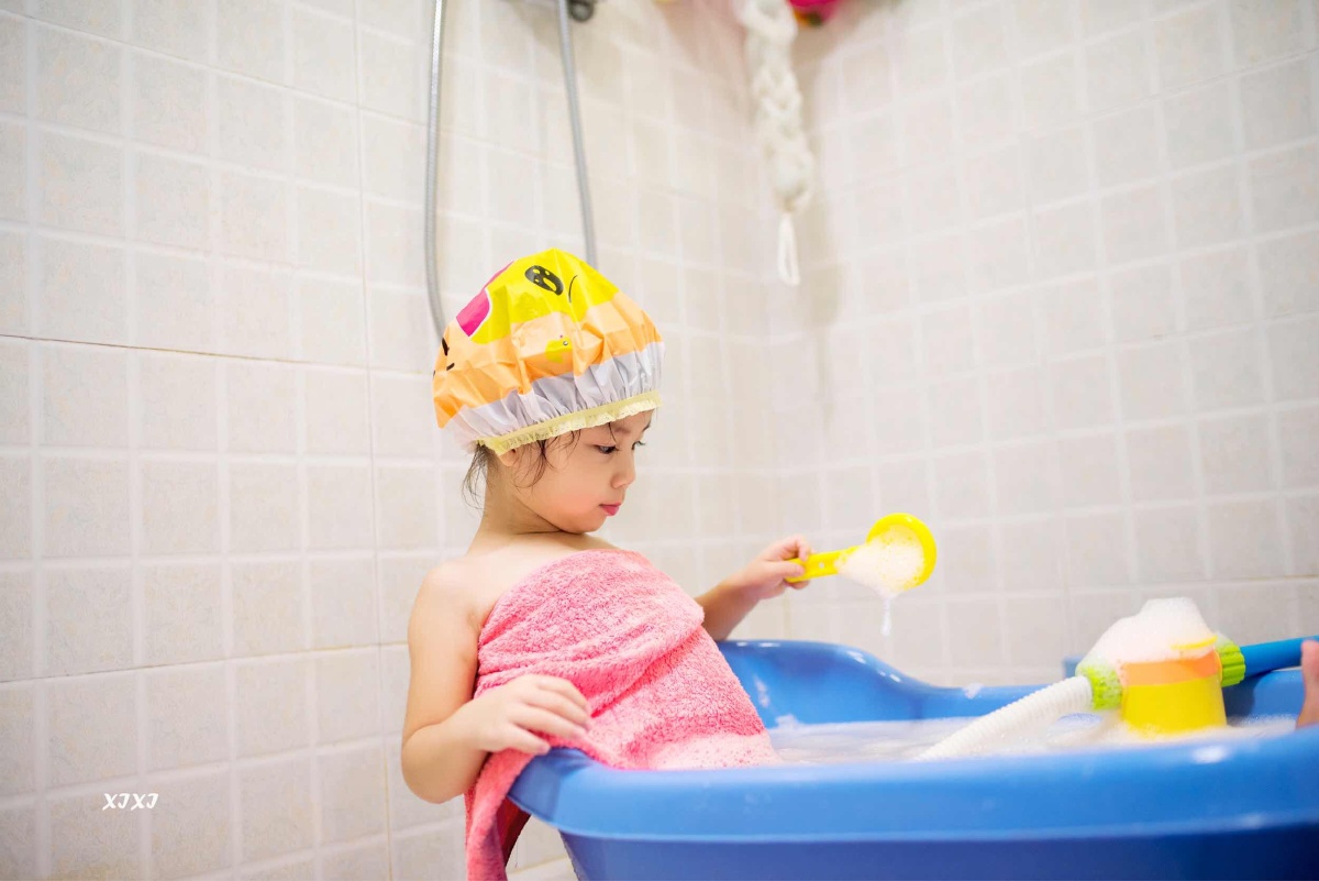 沐浴的小女孩