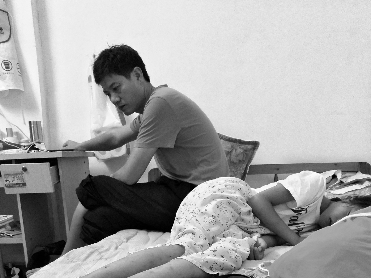 出租屋内的父女