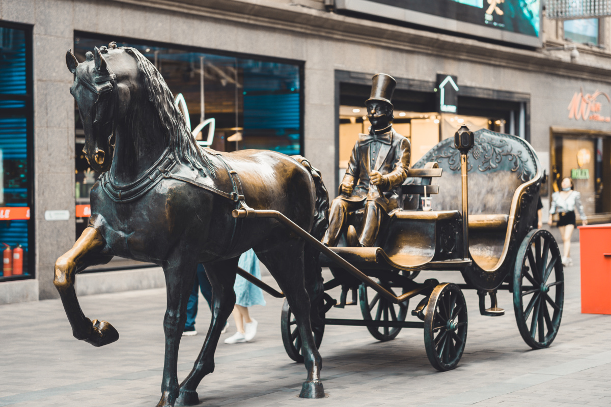 这是位于天津滨江道步行街的一座铜像趁着没有人坐在马车上赶紧按下了