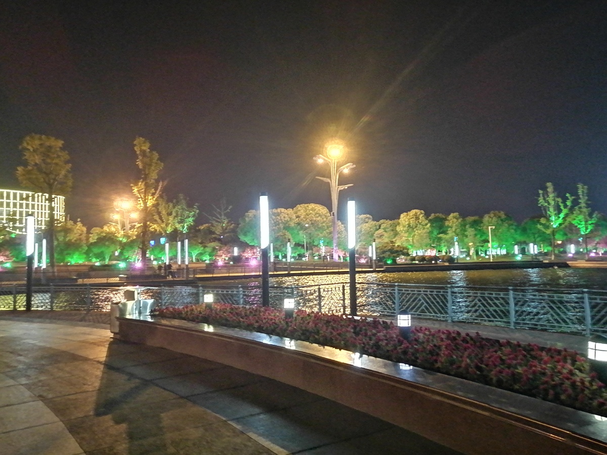 尹山湖夜光斑斓