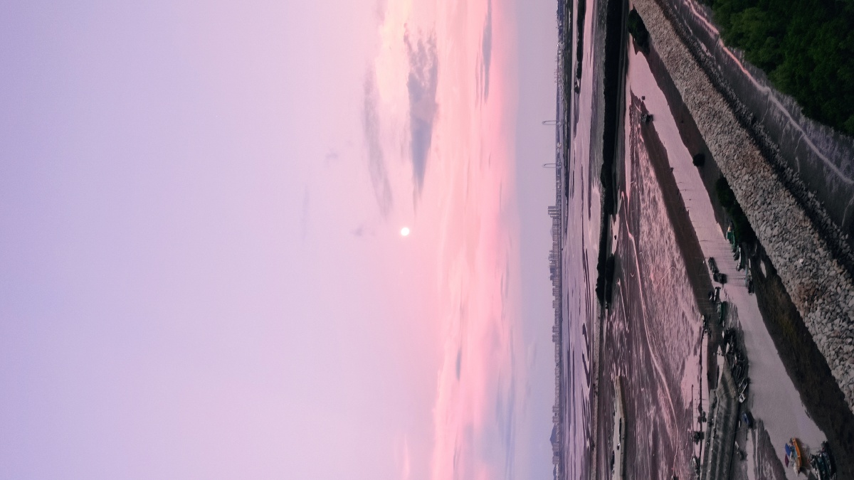 明月与彩霞同在