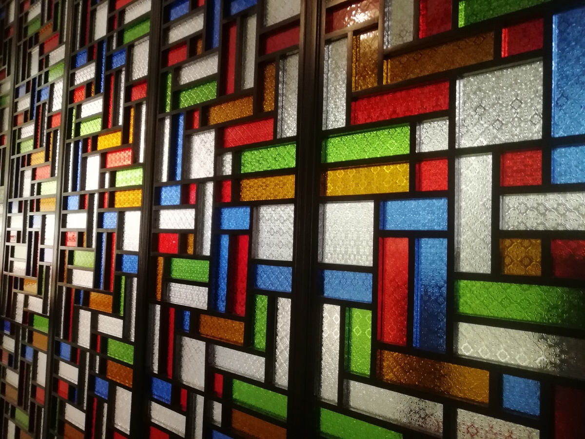晚清民国时期的广府彩色玻璃窗一一摄于广州十香园纪念馆