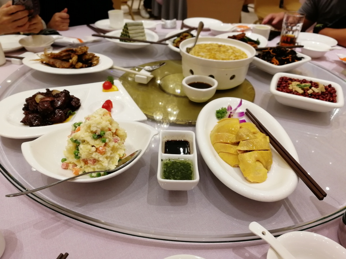 同学聚餐饭店先点些冷盘随意舒适社会主义好