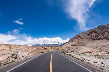 慕士塔格峰与道路