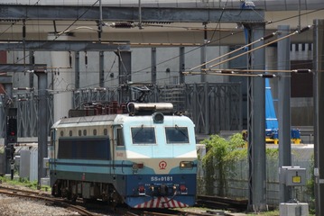 365743