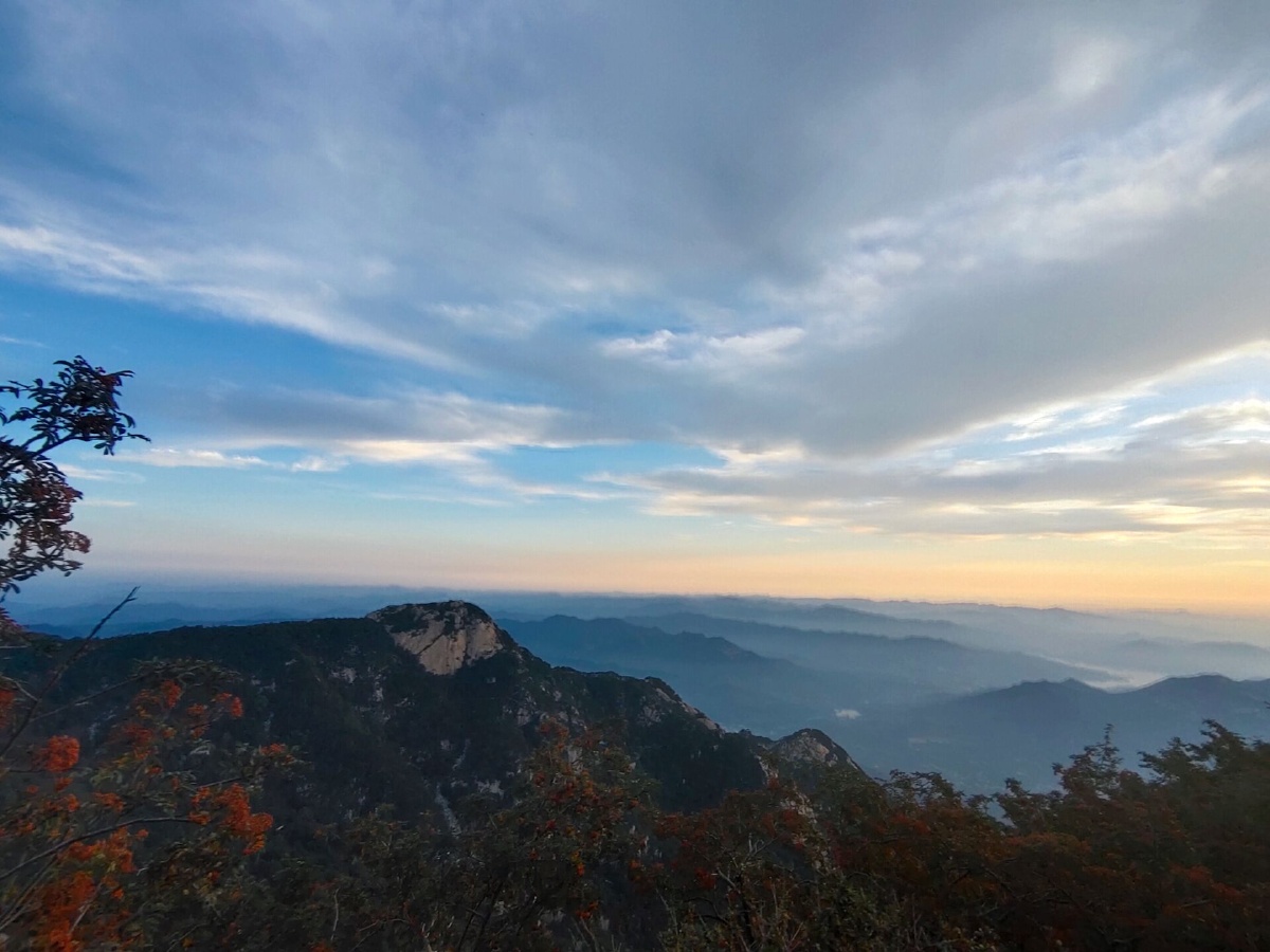 泰山之巅的沿途风景