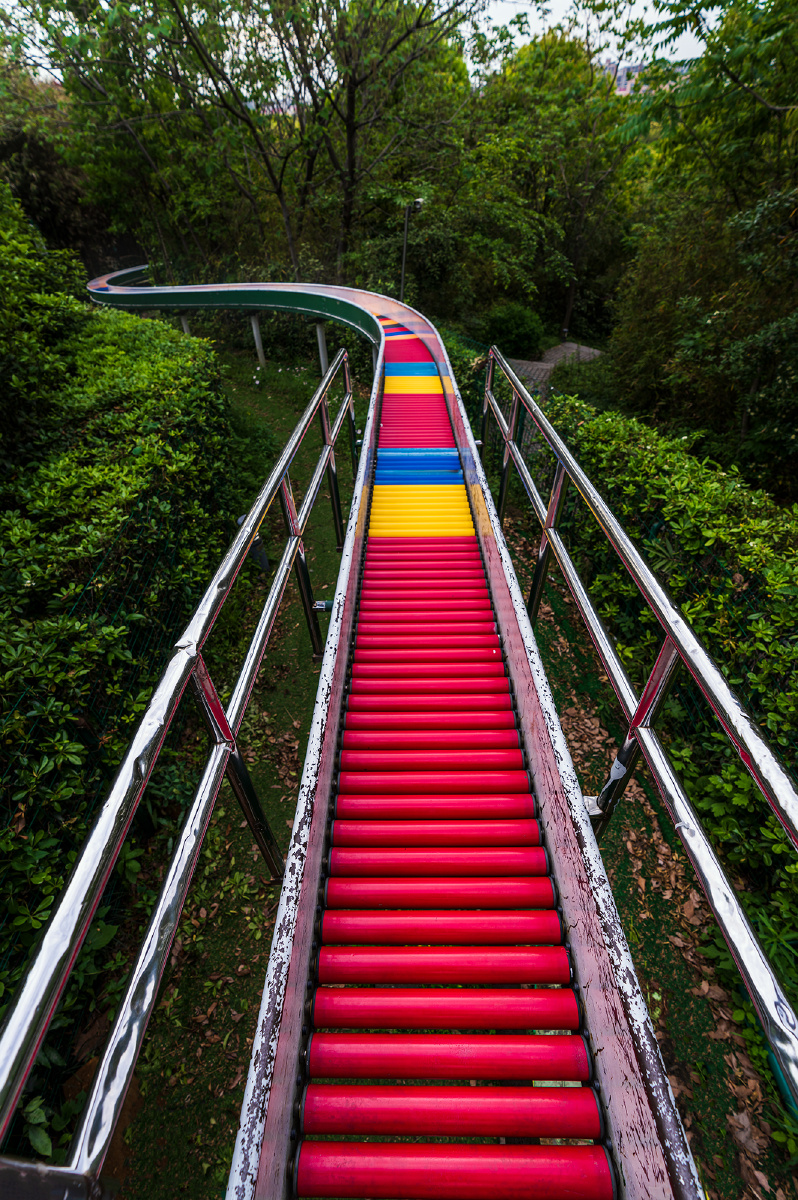 闵行区体育公园五彩滑道