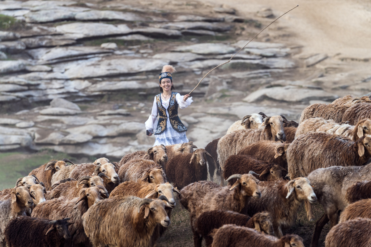 快乐的哈萨克族牧羊女