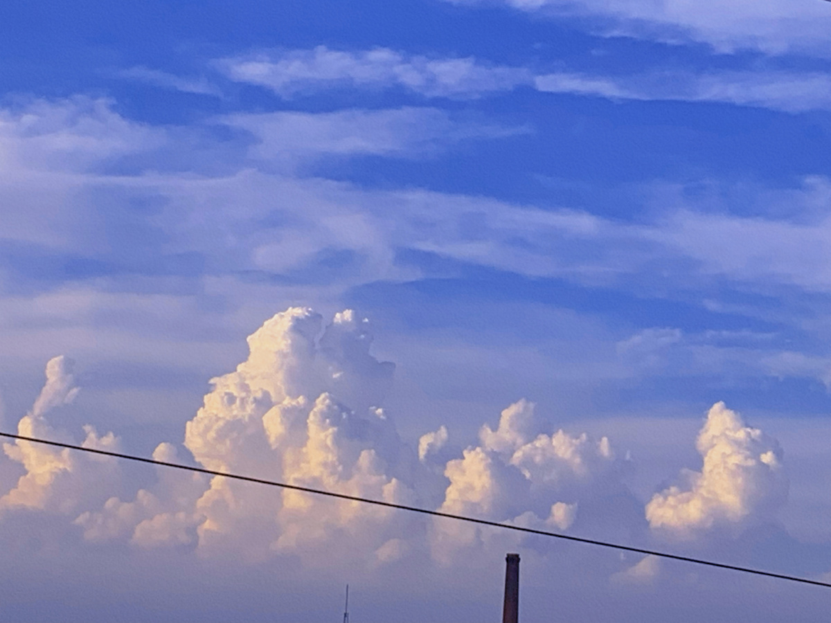 湛蓝天空上像奶油泡芙一样的云朵溢出夏天的味道