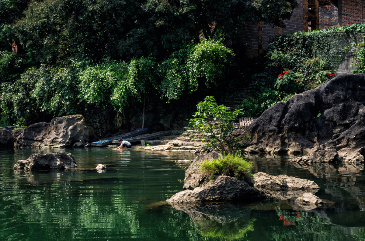 在广西大新县恩城乡格强河流域,这里峰清水秀,绿荫葱葱,人们