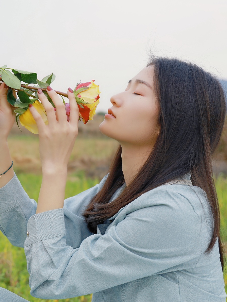 hellospring春对田野的爱意表现得很明目张胆