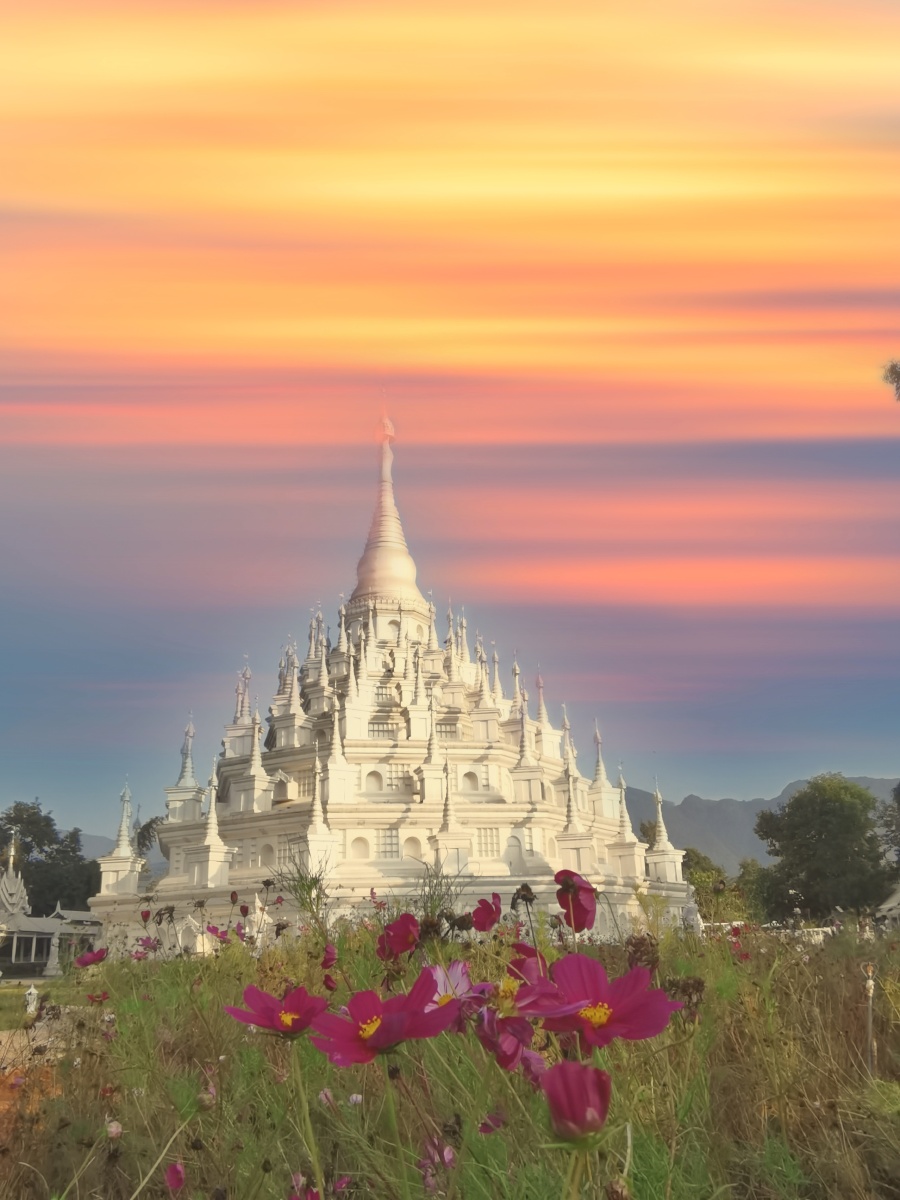 漂亮的芒市大银塔