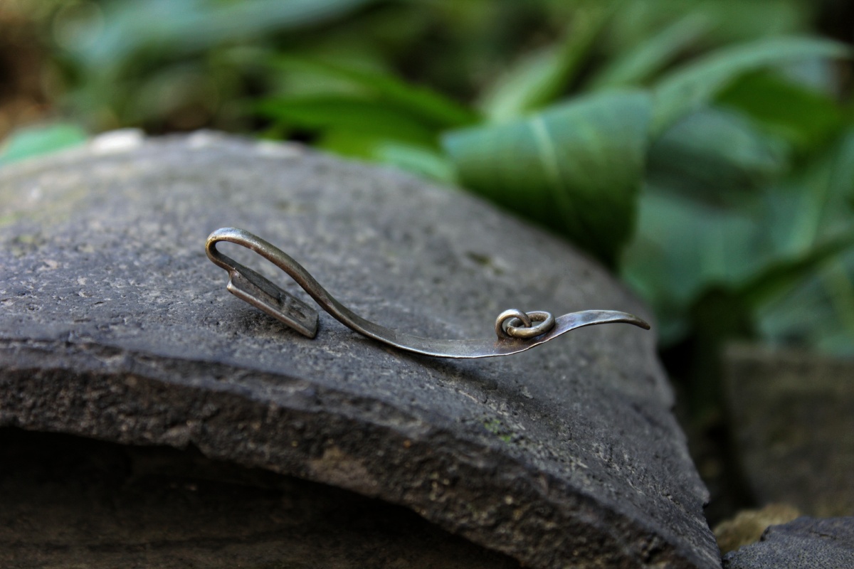 晋工老银烧蓝囍字挂钩,身如柳叶般细长,一般用于佩戴压襟或挂件.