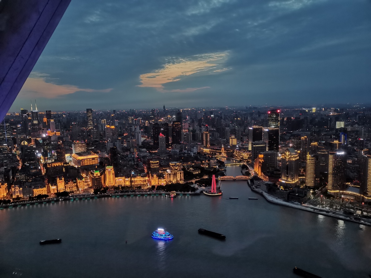 夜晚在东方明珠塔拍下美丽的上海夜景