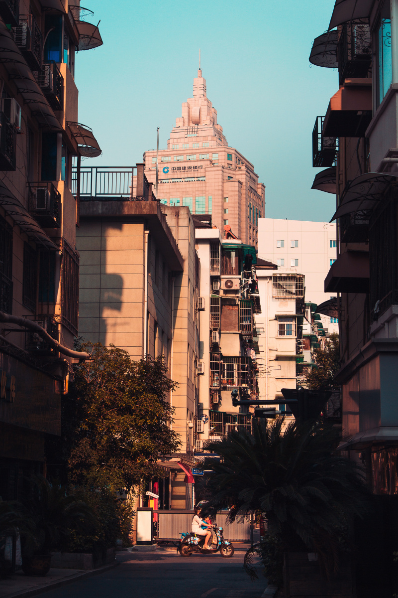 杭州的武林路既保留着老杭州的建筑风格同时融入了现代化的气息