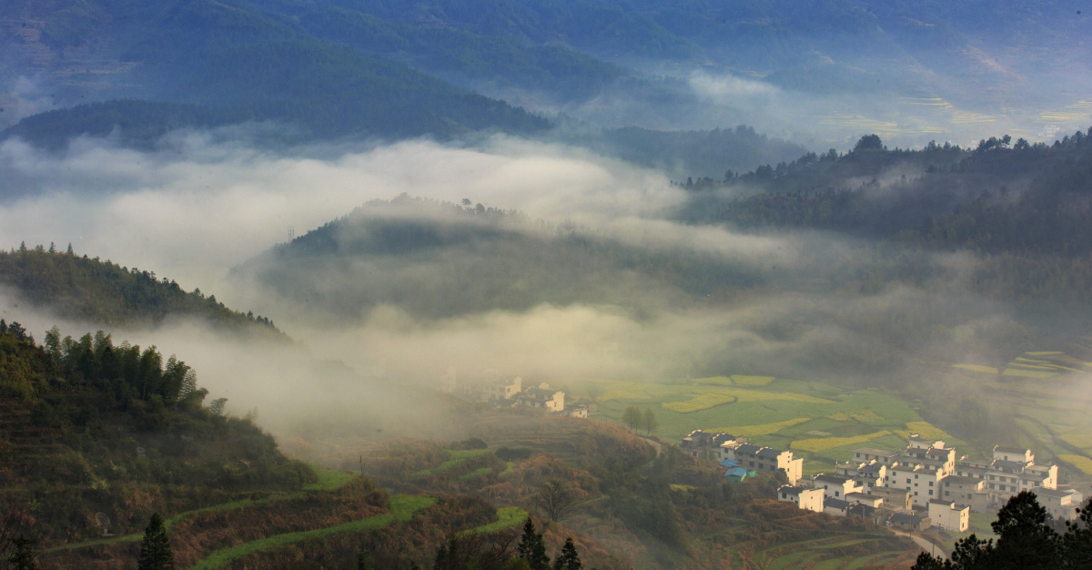 烟云缥缈篁岭春