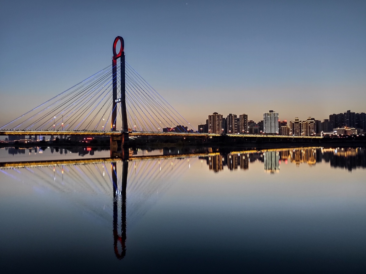 渭城桥在湖水静谧中安静伫立大美咸阳