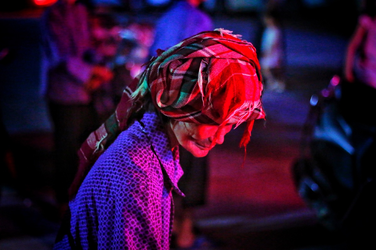 夜晚街边拍到的老婆婆