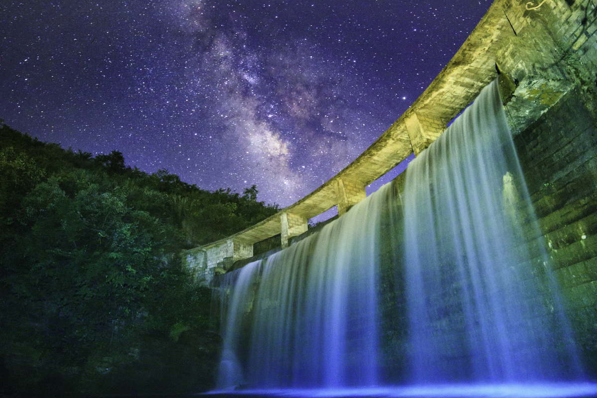 晚上提前抵达,在午夜十二点,银河上升到瀑布上方时,快门定格.