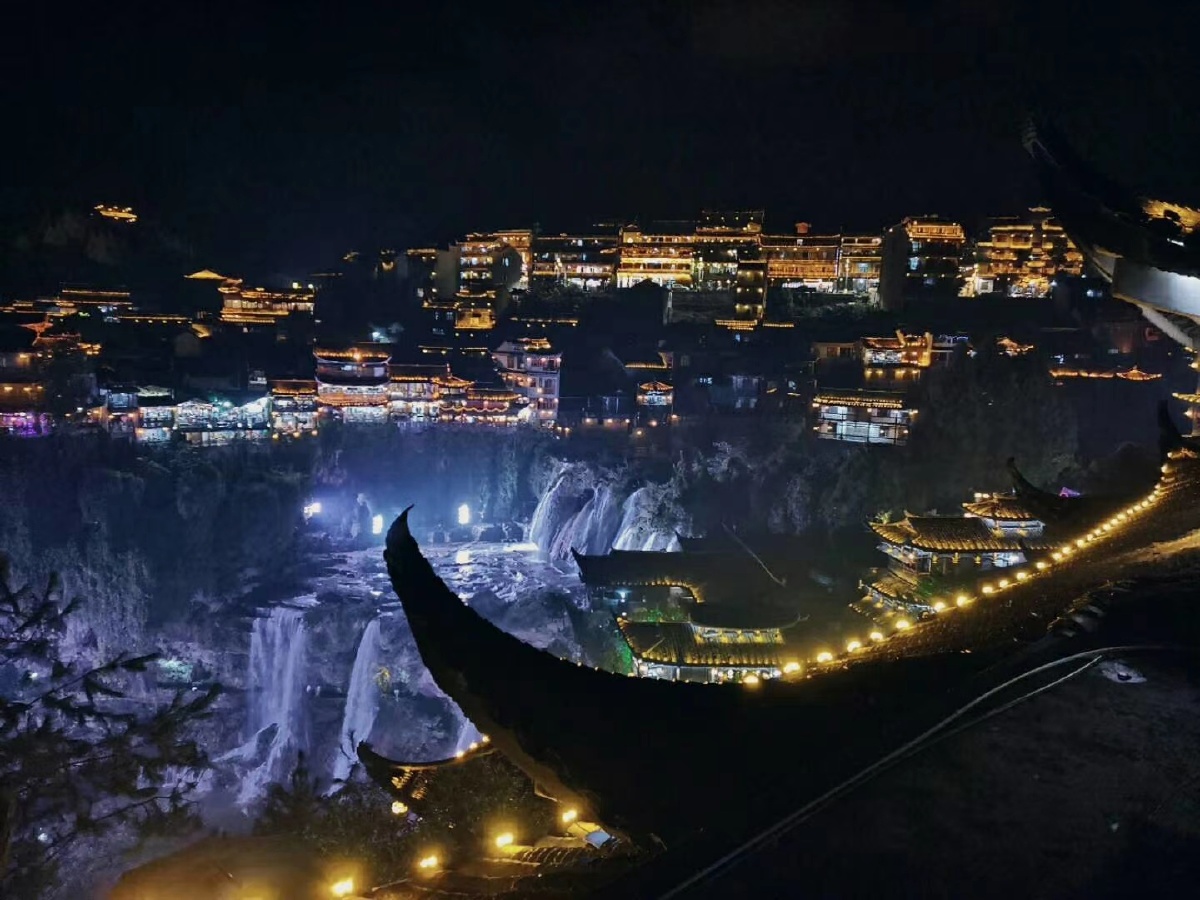 挂在瀑布上的芙蓉镇王村