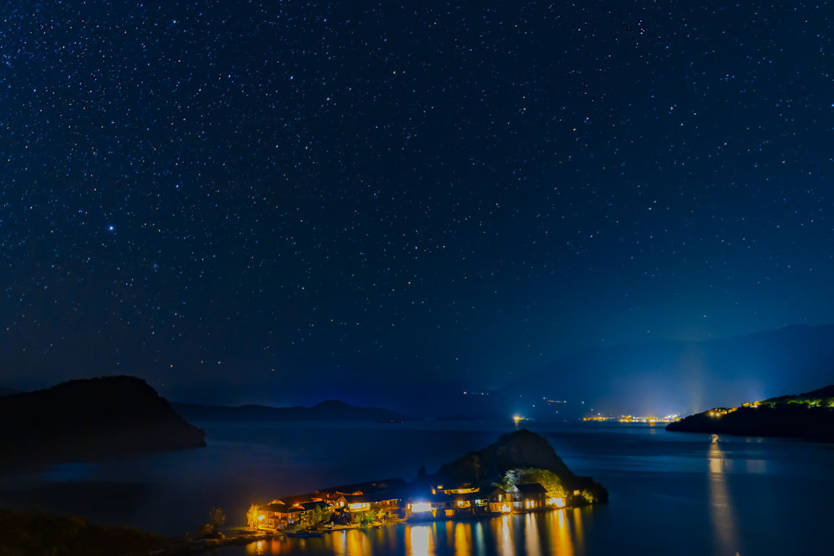 泸沽湖里格半岛夜晚星空