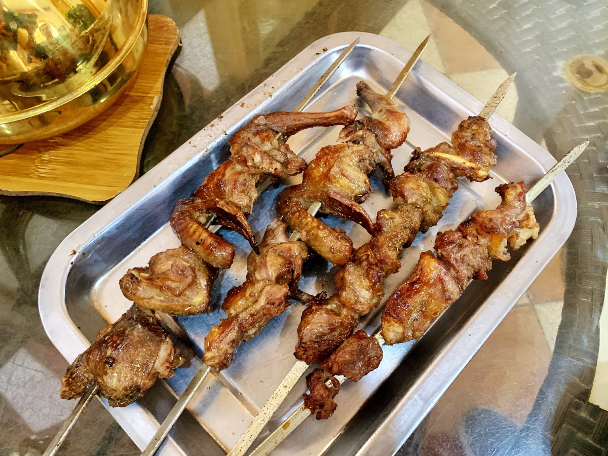 南疆莎车烤鸽子鸽子肉拌面馕坑烤鸽子羊肉串