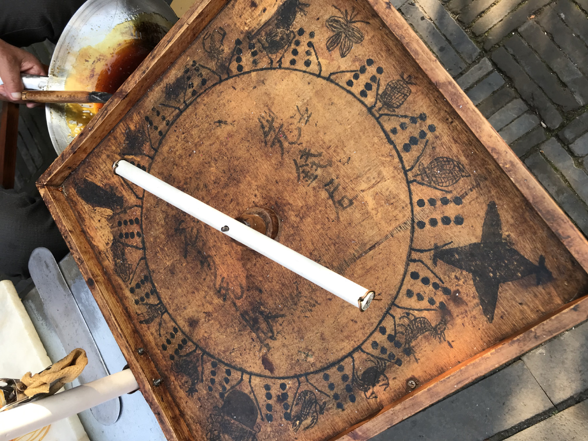 转八坨捏糖人岁月感满满的转盘仿佛一秒穿越到四十年前