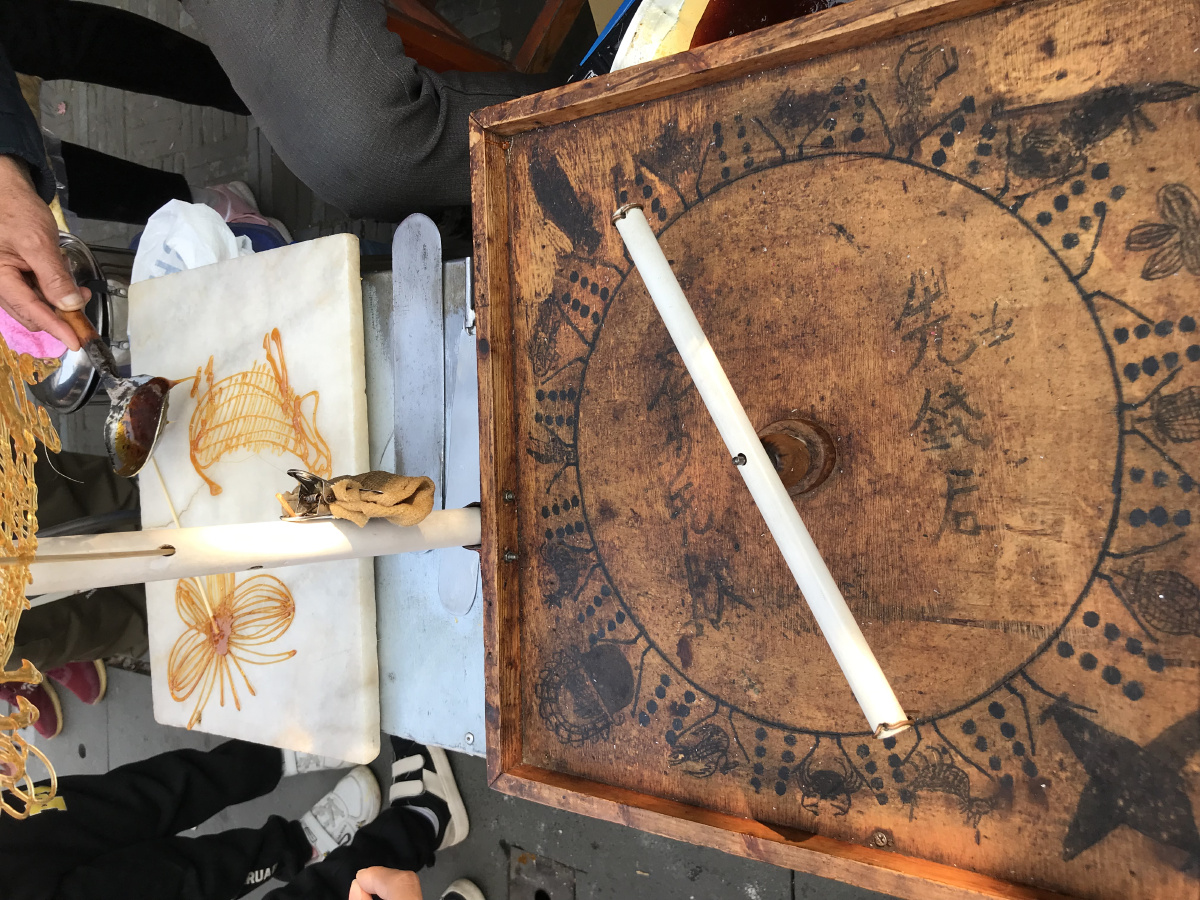 转八坨捏糖人岁月感满满的转盘仿佛一秒穿越到四十年前