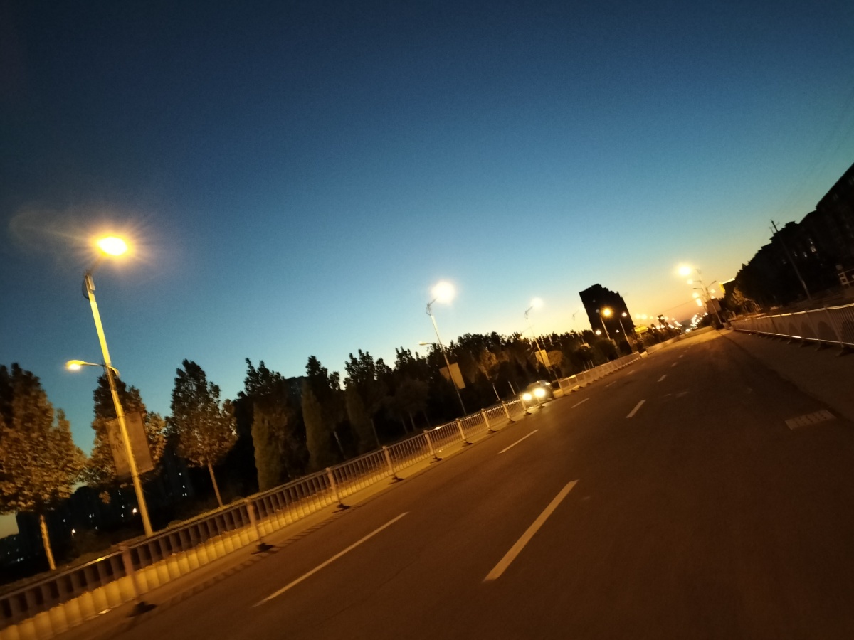 下班回家路上夜色很美路灯很亮才理解那句目之所及皆是回忆心之所向皆
