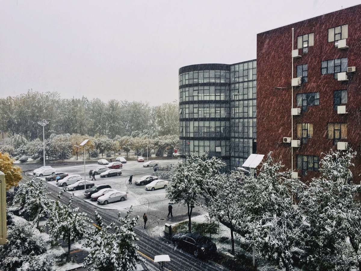 华北电力大学下雪天俯瞰教五楼操场方向