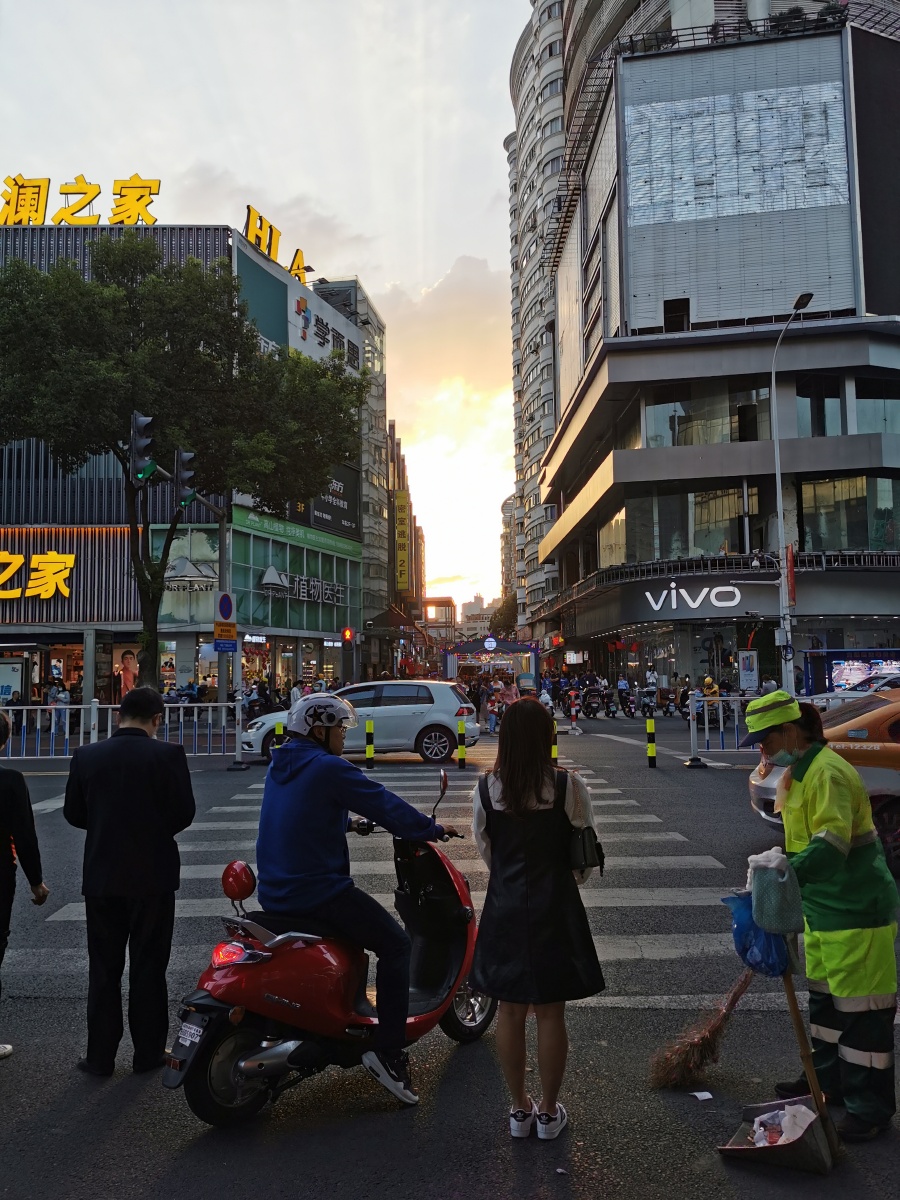 漫步街头,车水马龙.