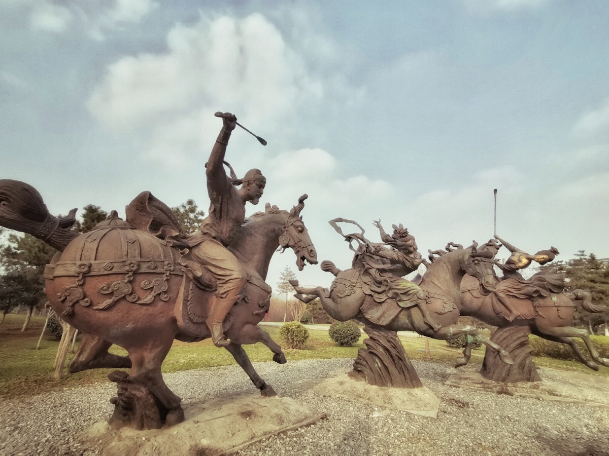 阅读5 没土地的农民 关注 大明宫遗址马球雕塑 点赞是美德,打赏是